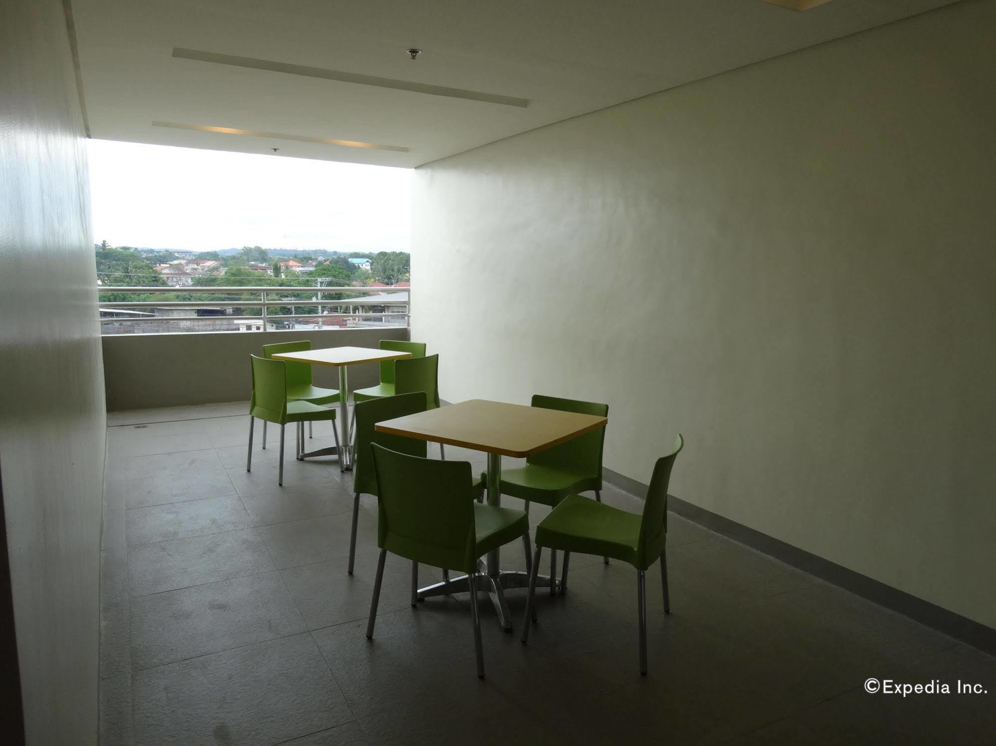 Go Hotels Lanang - Davao Stadt Exterior foto
